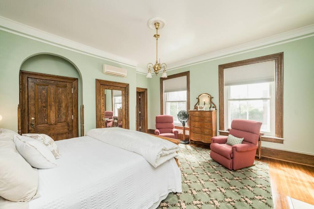 Peaceful Easy Feelings - King Sized Bed - Sleeps 2 Apartment Lynchburg Exterior photo
